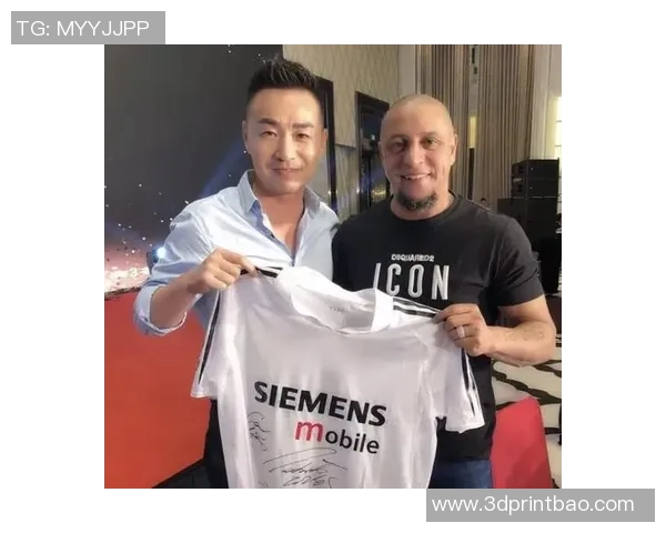 足球明星化妆成大爷挑战形象引发热议网友纷纷点赞与调侃齐聚一堂